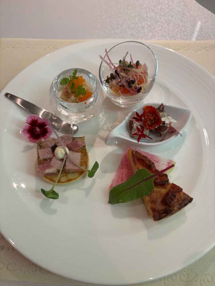 こちらは前菜です。特にタコがスッキリしていて美味しかったです。