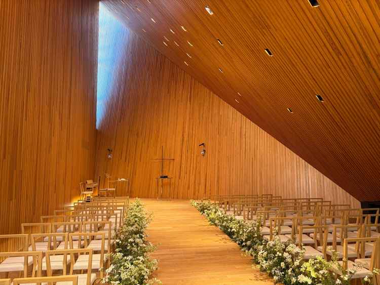 光の差し込む教会