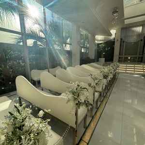 白基調に緑、さらに水が流れており水の音も感じ、思った以上に陽の光が差し込んで写真以上に綺麗でした。