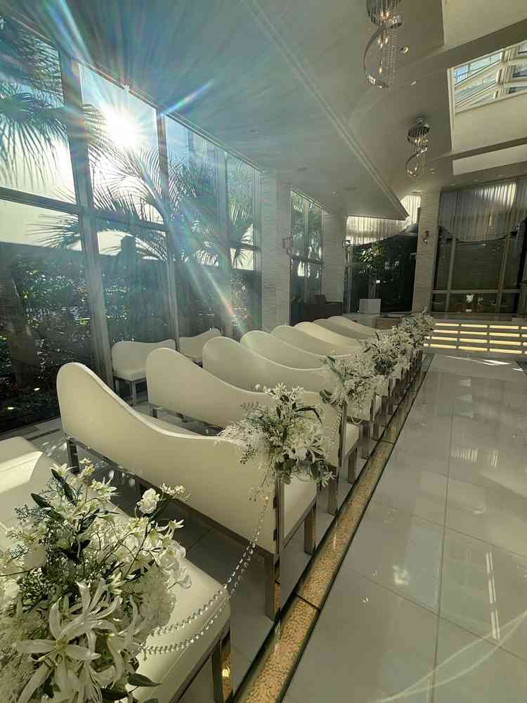 白基調に緑、さらに水が流れており水の音も感じ、思った以上に陽の光が差し込んで写真以上に綺麗でした。