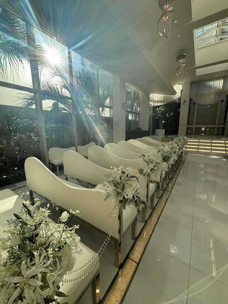 白基調に緑、さらに水が流れており水の音も感じ、思った以上に陽の光が差し込んで写真以上に綺麗でした。