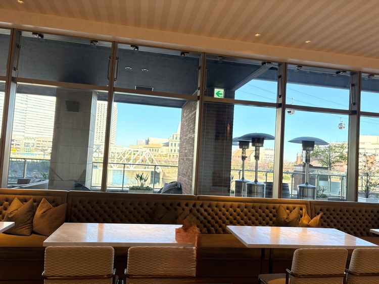 ゲスト待合室。テラスもあって窓も大きく明るくオシャレでした。