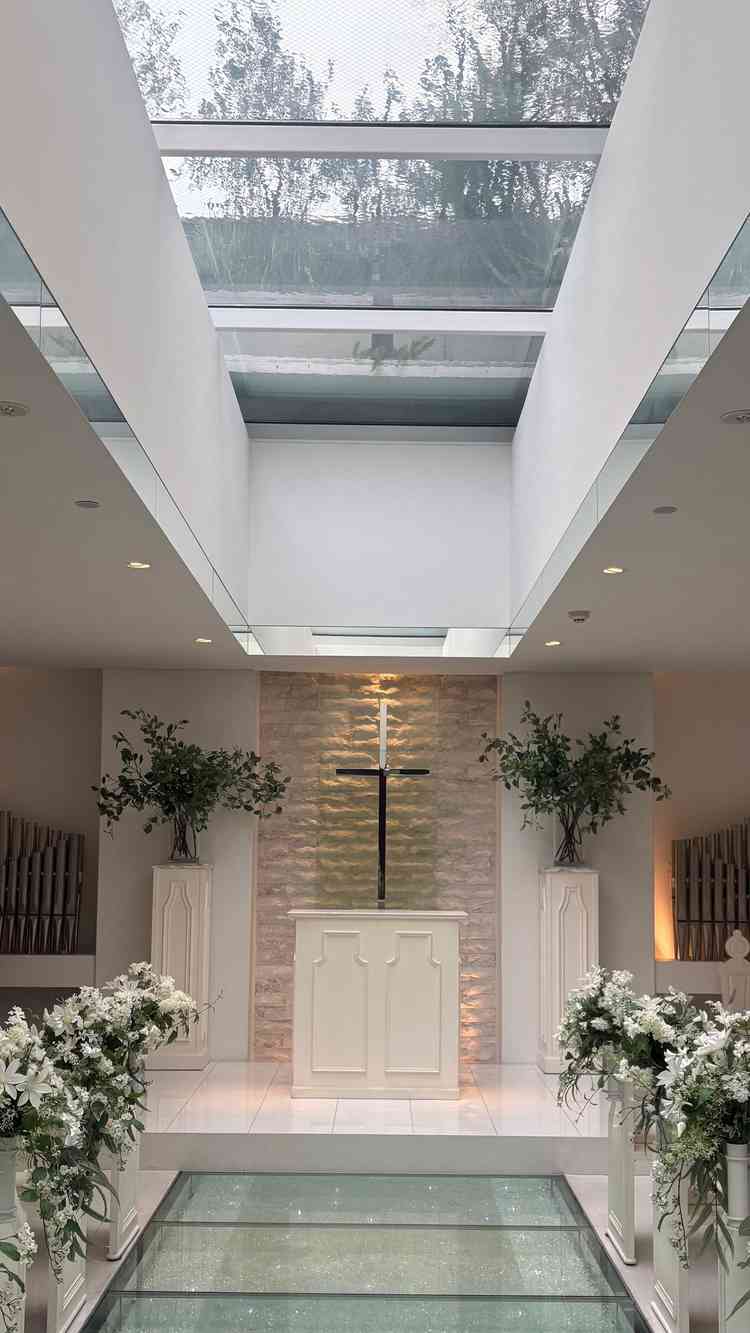 光が綺麗に入る挙式会場