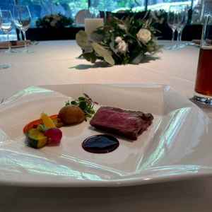 庭園会場後ろの庭園は披露宴中一般方が通らないように工夫されている。