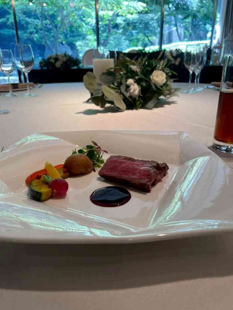 庭園会場後ろの庭園は披露宴中一般方が通らないように工夫されている。