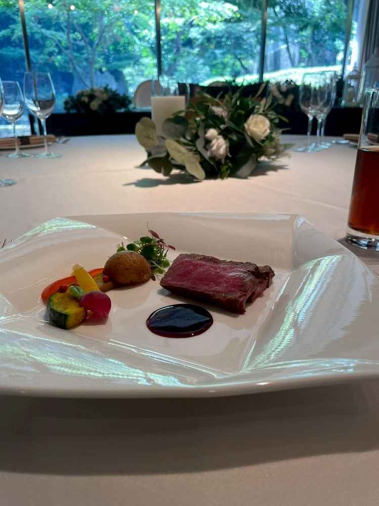 庭園会場後ろの庭園は披露宴中一般方が通らないように工夫されている。