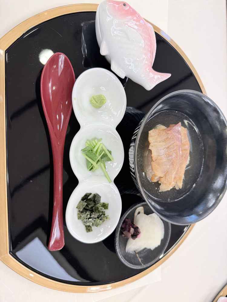 とにかく食事が美味しかった。お米までこだわっていて、出汁、盛り付け、漆器全てによさを感じた。