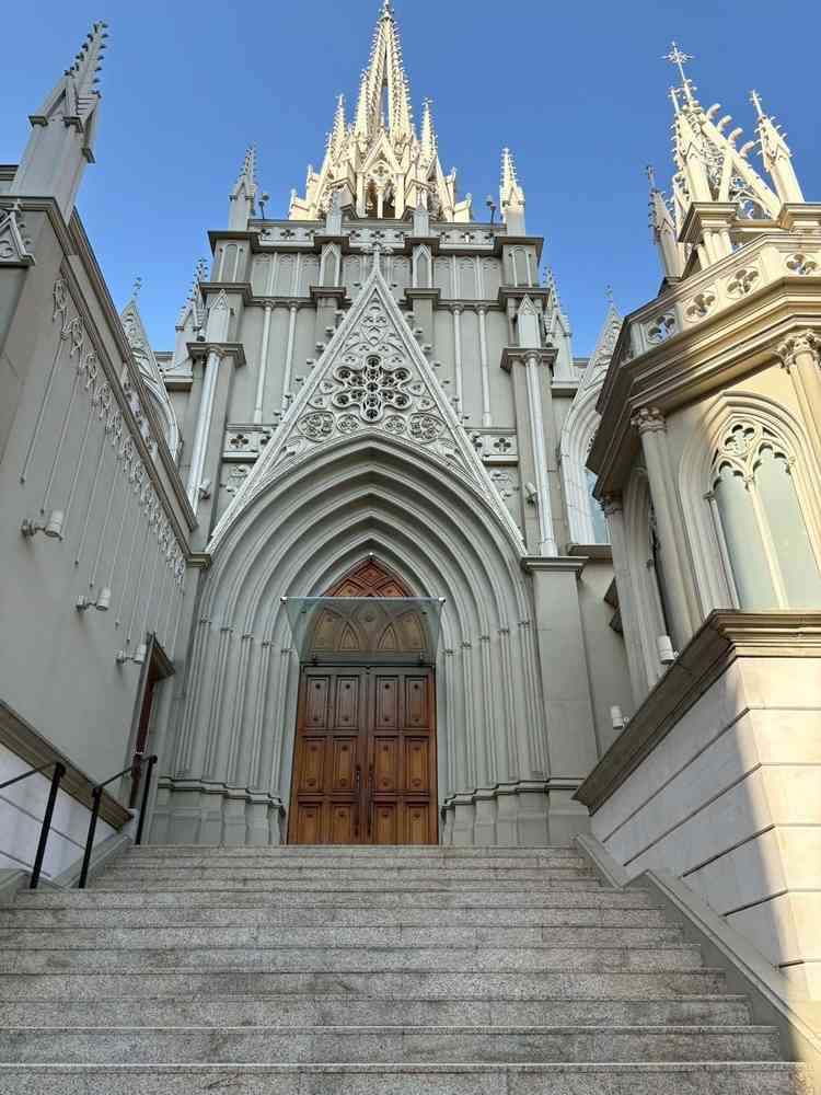 外観が立派で素敵です。周りもビルが見えないので、幻想的です。