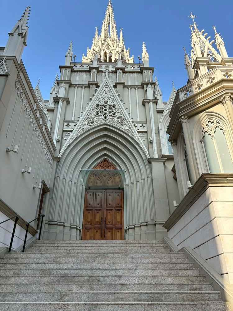 外観が立派で素敵です。周りもビルが見えないので、幻想的です。