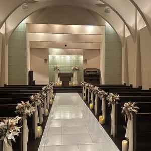 暖かい雰囲気を感じられるチャペル。照明の調整次第で雰囲気がガラッとかわります。