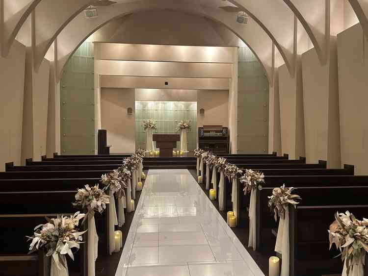 暖かい雰囲気を感じられるチャペル。照明の調整次第で雰囲気がガラッとかわります。