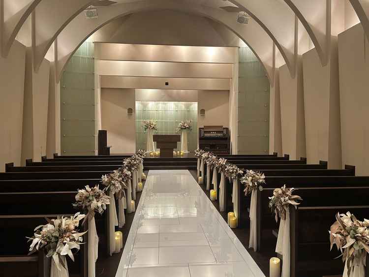 暖かい雰囲気を感じられるチャペル。照明の調整次第で雰囲気がガラッとかわります。