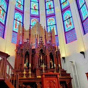 教会の祭壇？です。外観は水が流れておりスタイリッシュな印象もあったのですが、クラシックで素敵でした。