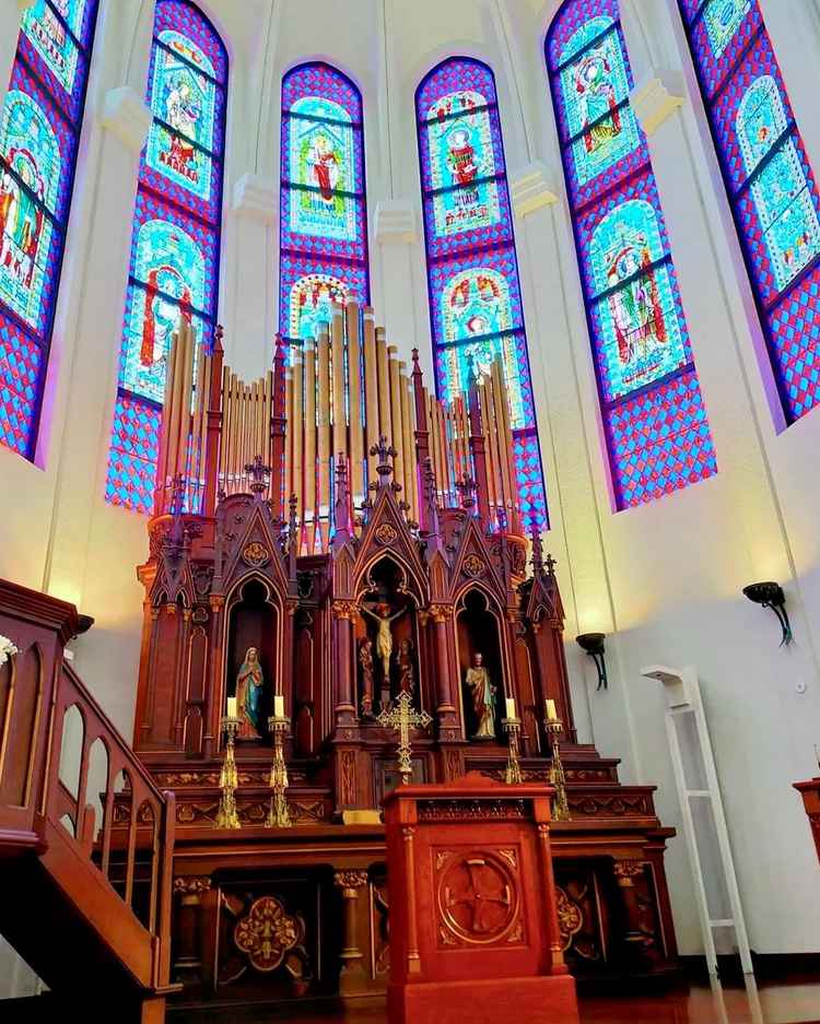 教会の祭壇？です。外観は水が流れておりスタイリッシュな印象もあったのですが、クラシックで素敵でした。