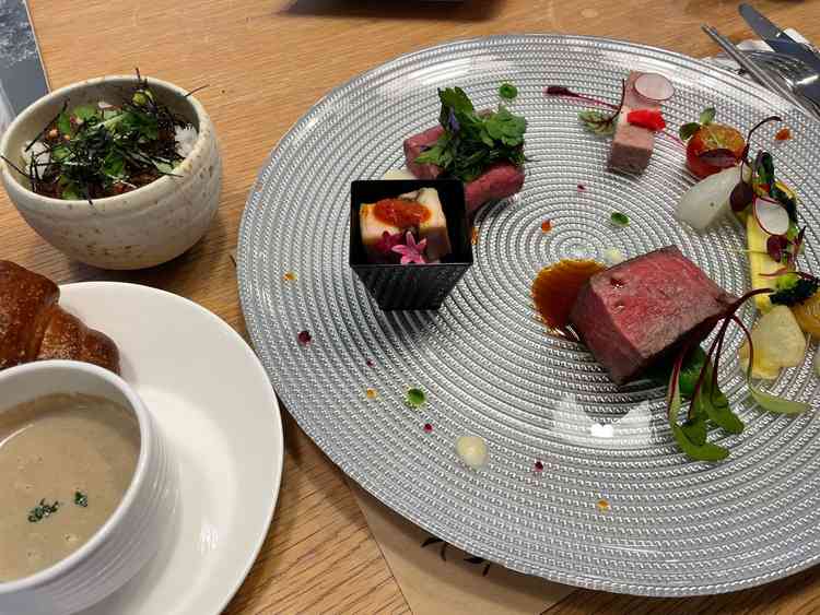 お料理は地元の食材を使ったものが多く、鰻が出てきたのは初めてでしたがとても美味しかったです。