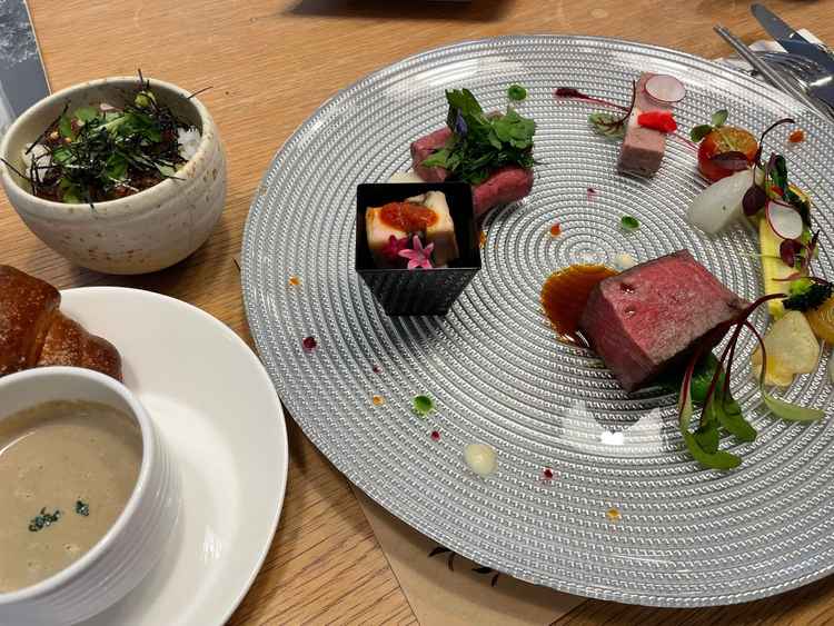 お料理は地元の食材を使ったものが多く、鰻が出てきたのは初めてでしたがとても美味しかったです。