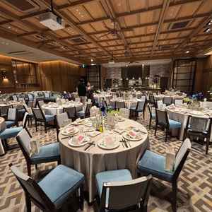 地下の披露宴会場。入り口に滝があって独特な雰囲気。2階よりもスペースを広く使える。