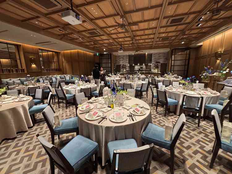 地下の披露宴会場。入り口に滝があって独特な雰囲気。2階よりもスペースを広く使える。