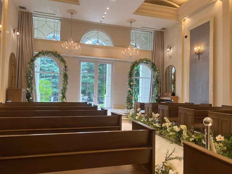 挙式会場、あいにくの雨でしたが雨でもすごく明るくて晴れてたらもっと素敵なんだろうな〜と思いました！