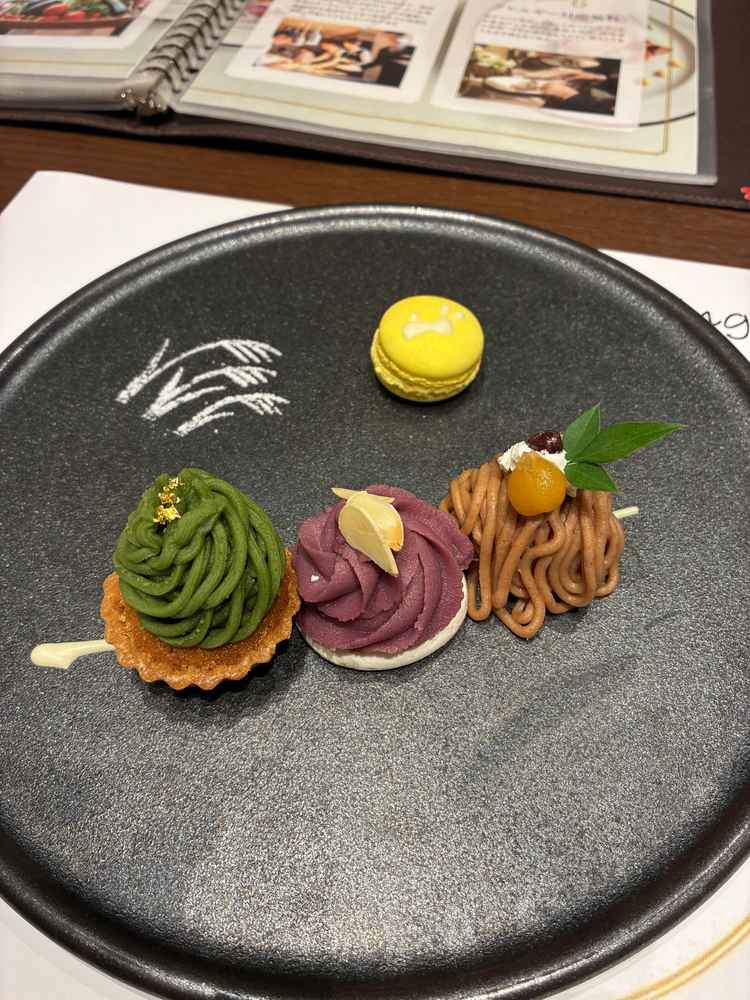 デザート試食。秋をイメージしたデザート。甘めだったが美味しかった。