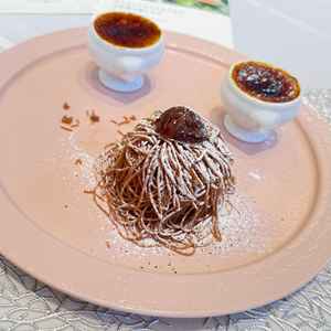 目の前で絞り出してもらったモンブランとクレームブリュレ。程よい甘さでとてもおいしかったです。