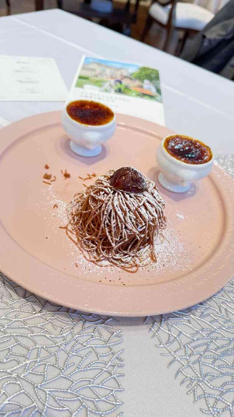 目の前で絞り出してもらったモンブランとクレームブリュレ。程よい甘さでとてもおいしかったです。