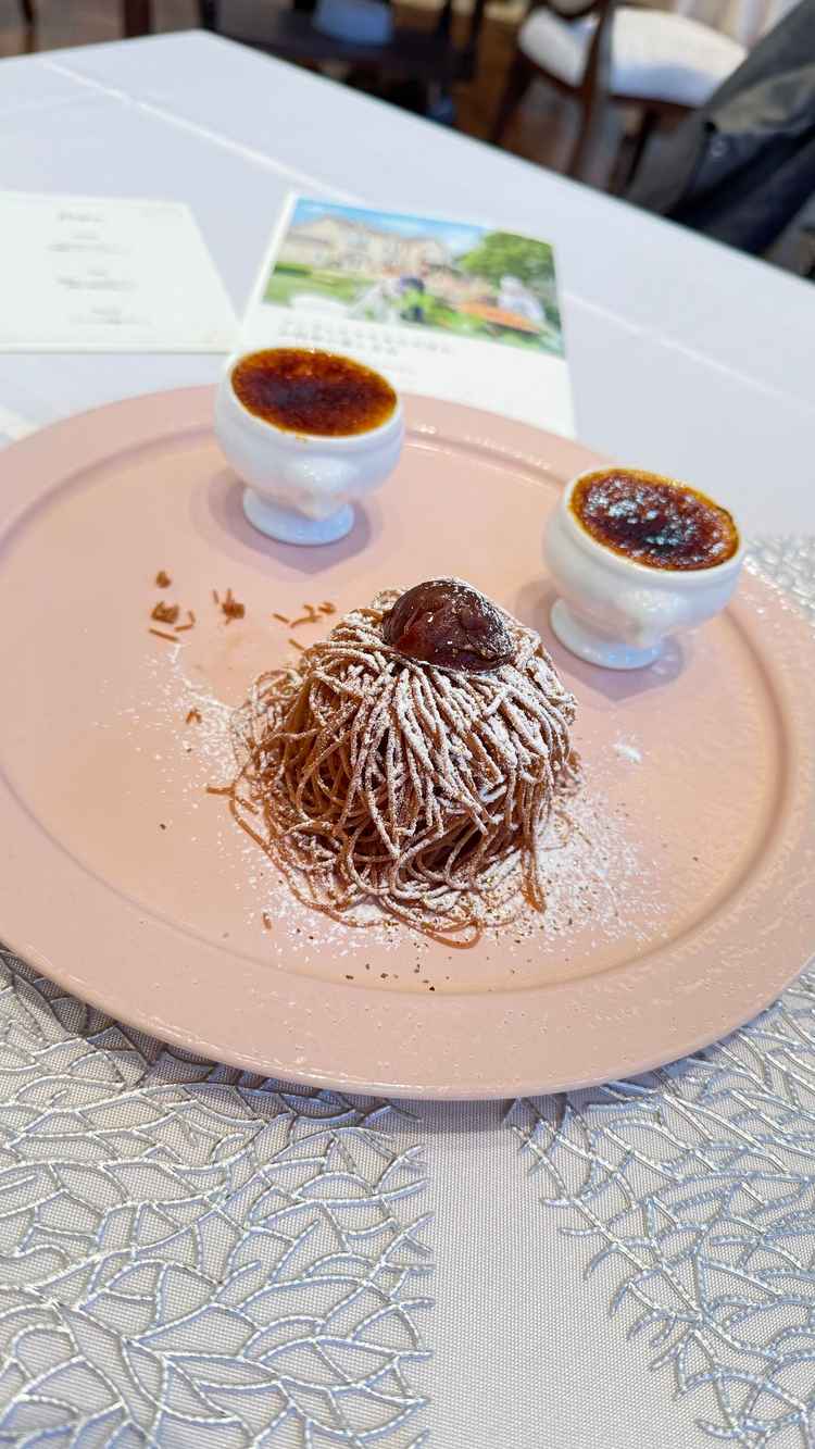 目の前で絞り出してもらったモンブランとクレームブリュレ。程よい甘さでとてもおいしかったです。