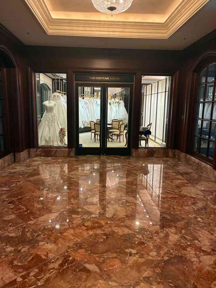 クラシカルで落ち着いた雰囲気の中にドレスが映えており、上質で特別感のある空間だと感じました。