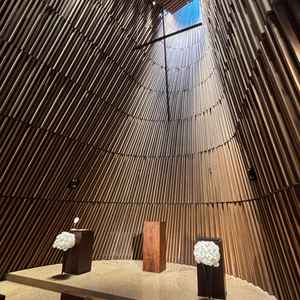 写真で見るより素敵なチャペルでした。ドレスが映えるチャペルだと思います。