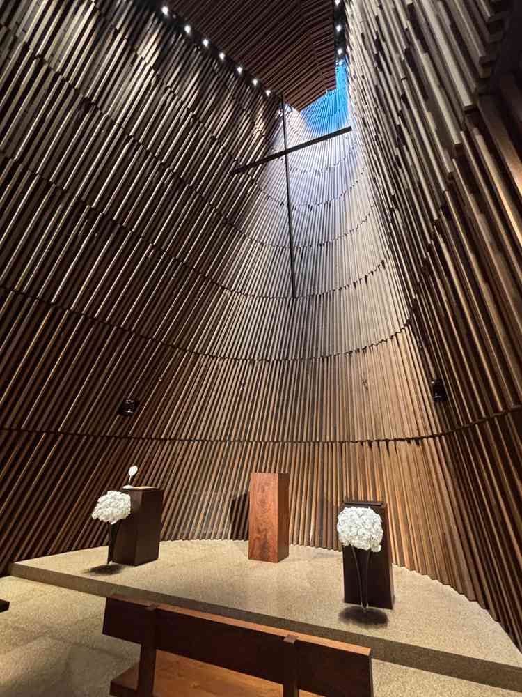 写真で見るより素敵なチャペルでした。ドレスが映えるチャペルだと思います。