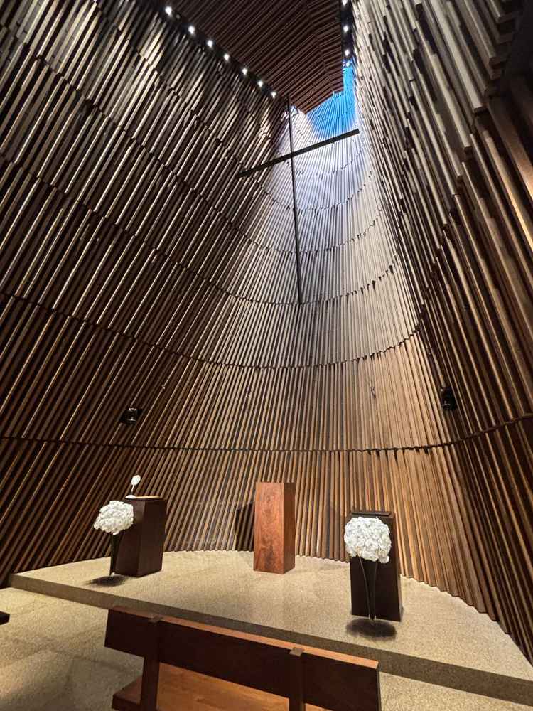 写真で見るより素敵なチャペルでした。ドレスが映えるチャペルだと思います。