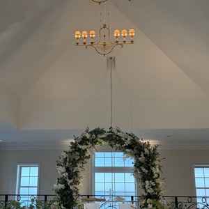 2階には、白を基調としたチャペルがある。