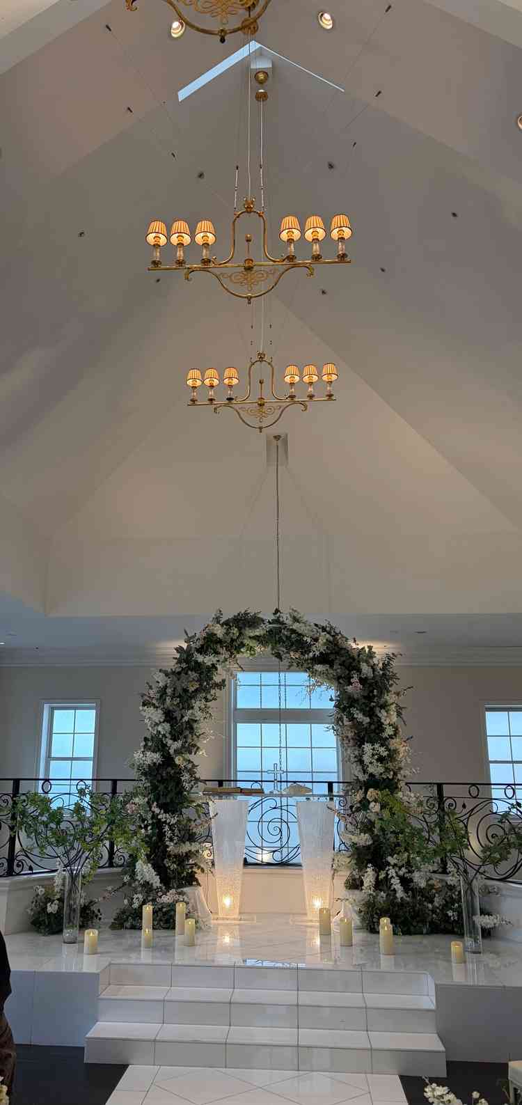 2階には、白を基調としたチャペルがある。