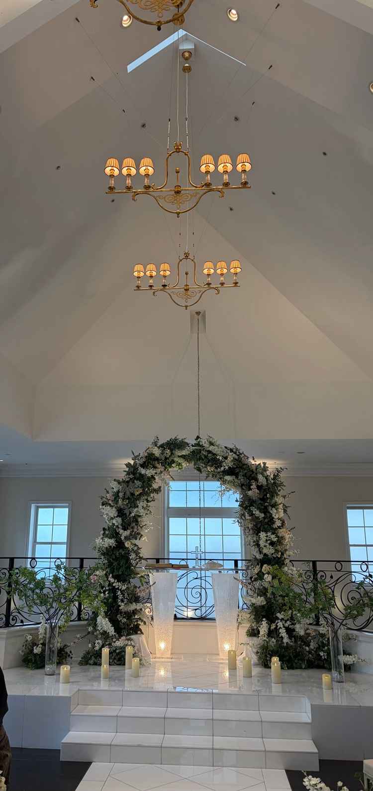 2階には、白を基調としたチャペルがある。