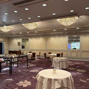 紫のカーペットが素敵な披露宴会場