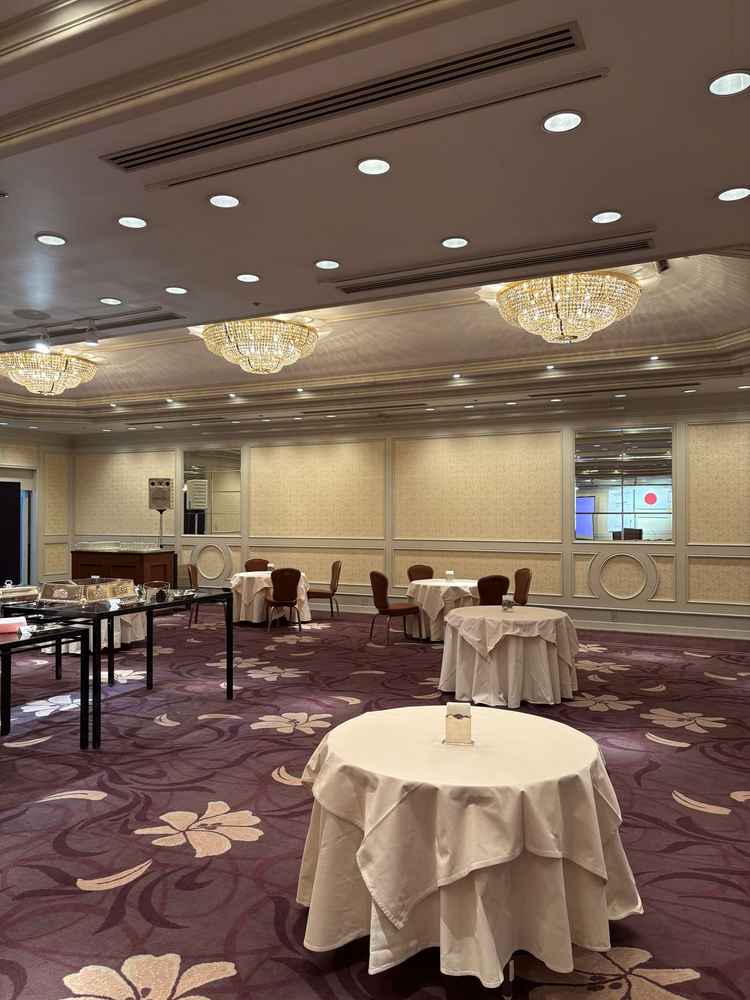 紫のカーペットが素敵な披露宴会場