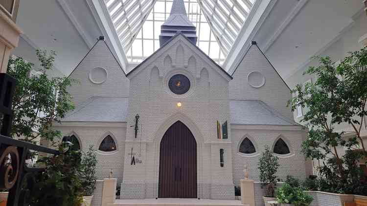 突然、立派なチャペルが！ホテルの中とは思えない。