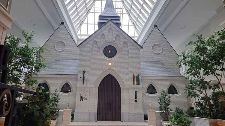 突然、立派なチャペルが！ホテルの中とは思えない。