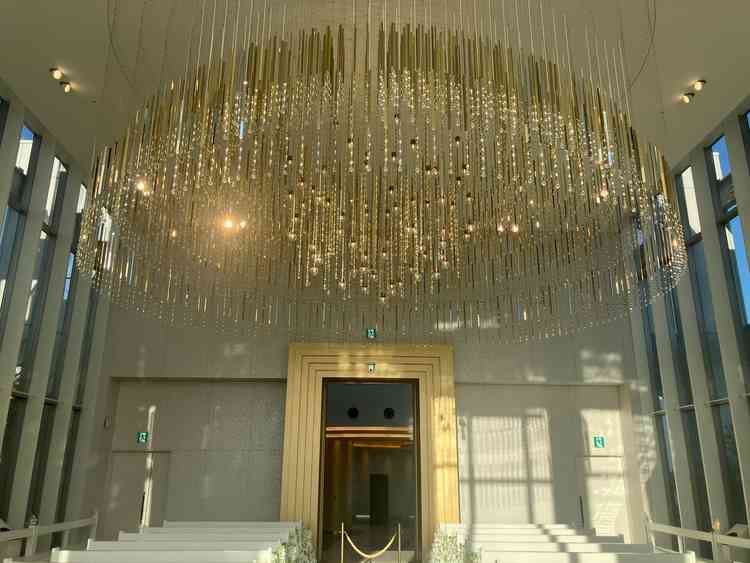 チャペルには1122個のシャンデリア。ここの明かりは一度も絶やしたことがないそう。