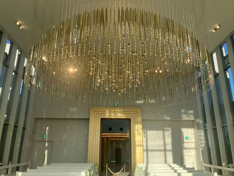 チャペルには1122個のシャンデリア。ここの明かりは一度も絶やしたことがないそう。