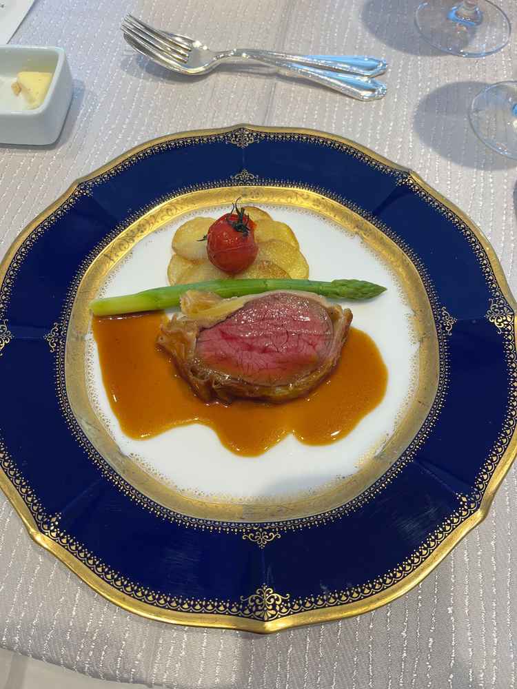 実際のコースのお肉料理。パイを目の前でカットしてくれる演出あり。