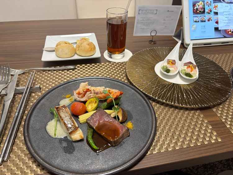 料理(前菜、メイン、パン)