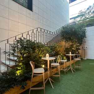 1枚目とは別の、地下1階にある披露宴会場。お庭がついており、お色直しは階段から登場する演出もできる。