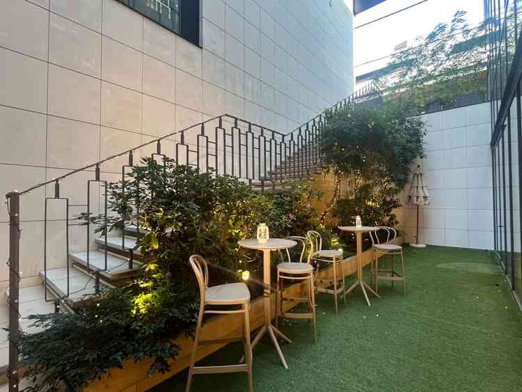 1枚目とは別の、地下1階にある披露宴会場。お庭がついており、お色直しは階段から登場する演出もできる。