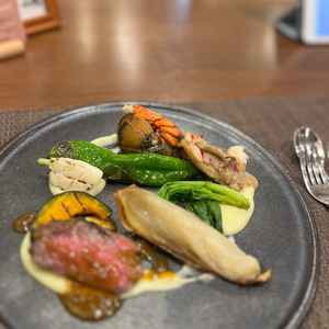 お肉もエビもとても美味しかったです。コース料理食べ慣れてない方でも食べやすいと感じました。