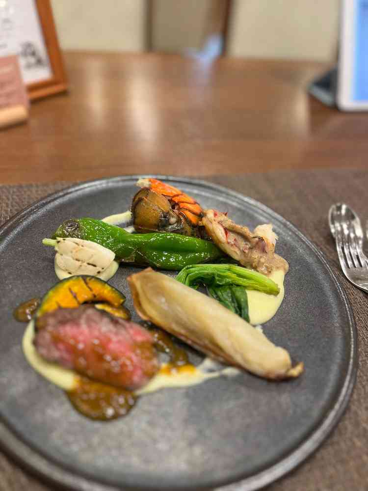 お肉もエビもとても美味しかったです。コース料理食べ慣れてない方でも食べやすいと感じました。