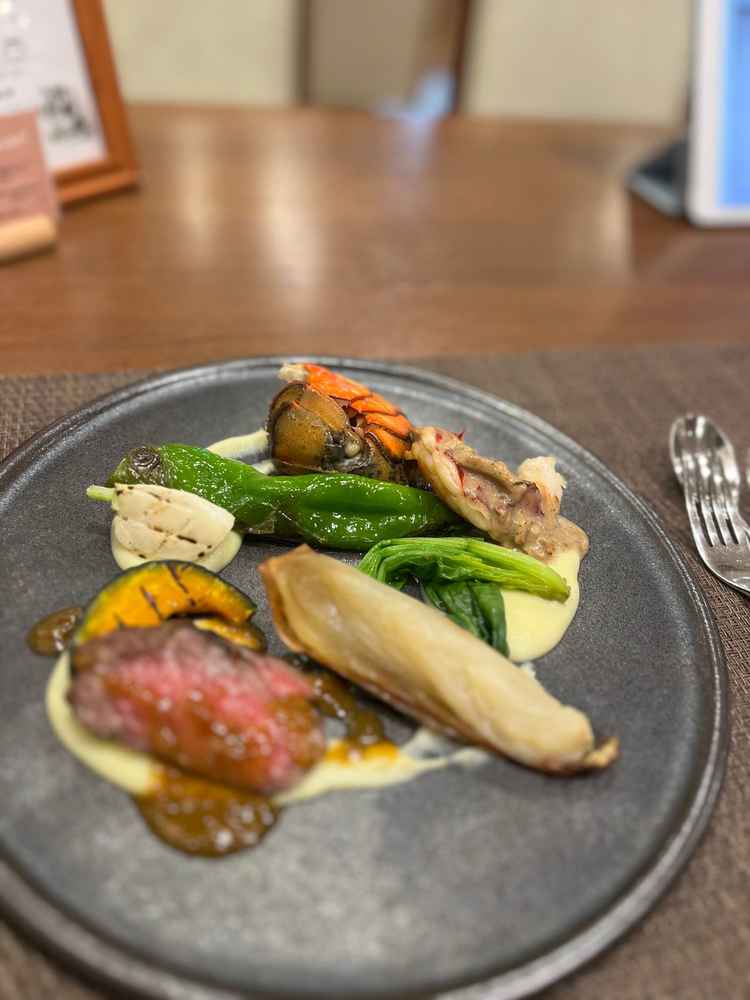 お肉もエビもとても美味しかったです。コース料理食べ慣れてない方でも食べやすいと感じました。