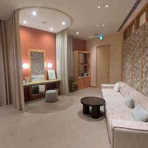 披露宴会場メゾン内の着替え室。思ったよりゆったりとしたお部屋で、仕切って使用することも可能でした。