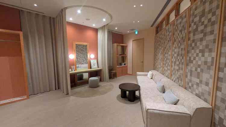 披露宴会場メゾン内の着替え室。思ったよりゆったりとしたお部屋で、仕切って使用することも可能でした。