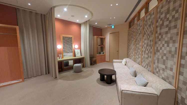 披露宴会場メゾン内の着替え室。思ったよりゆったりとしたお部屋で、仕切って使用することも可能でした。